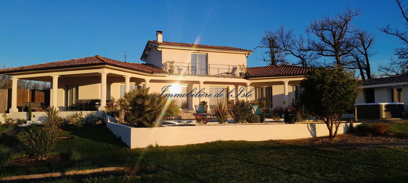 Maison - 235 m² - 8 pièces