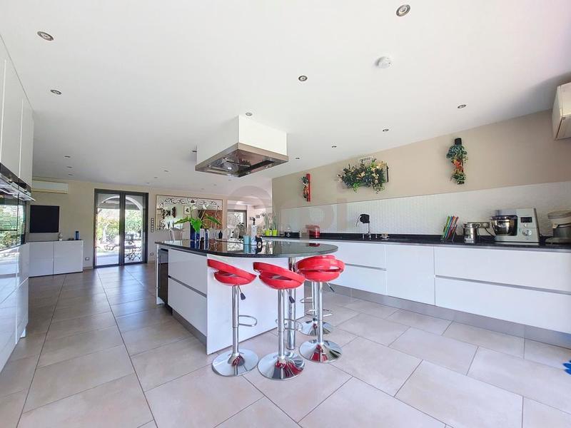 Propriété - 262 m² - 5 pièces