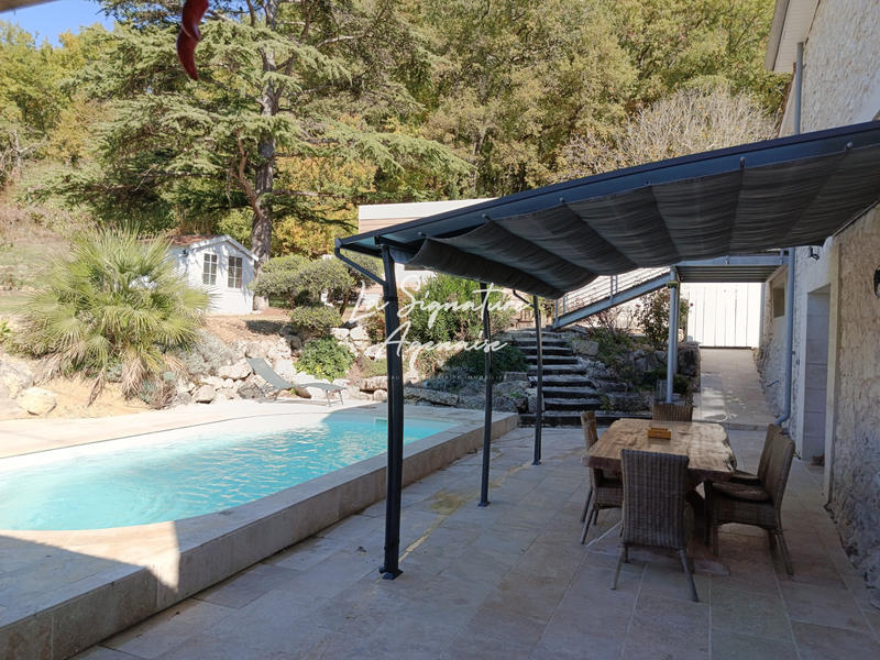 Maison - 240 m² - 8 pièces