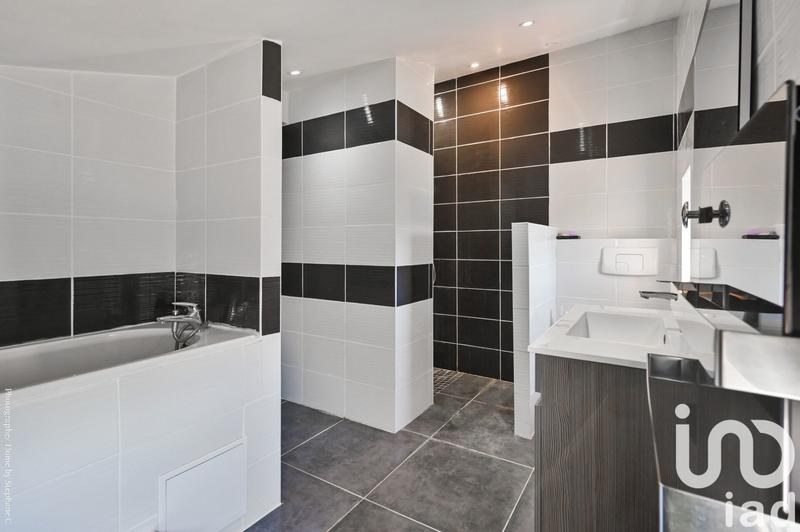 Maison - 233 m² - 8 pièces