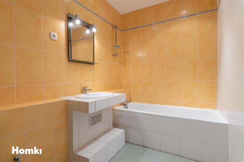 Maison - 1 800 m² - 31 pièces