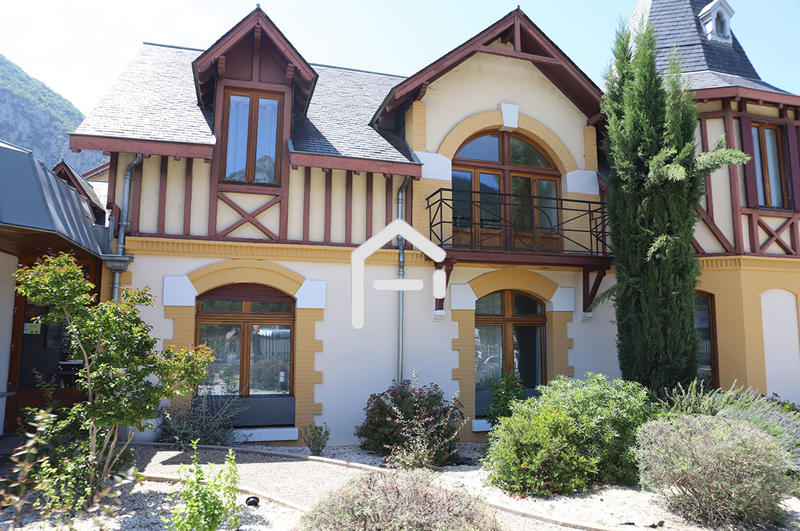 Maison - 1 000 m² - 28 pièces