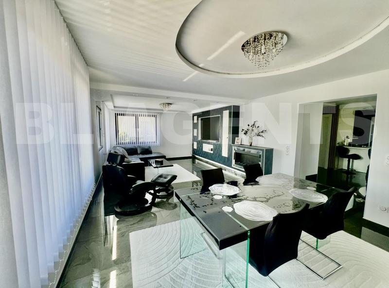 Maison - 221 m² - 7 pièces