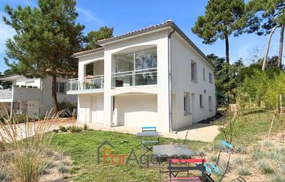 Maison - 220 m² - 8 pièces