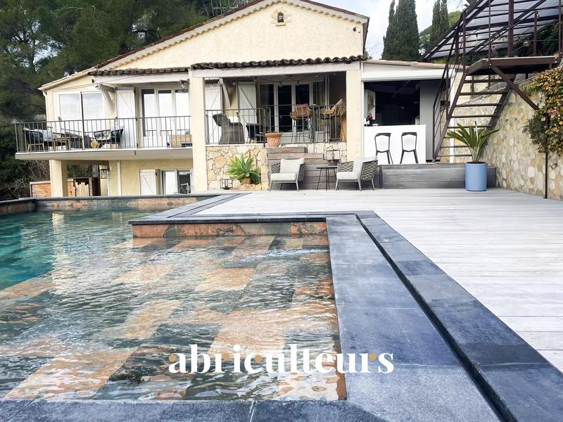 Maison - 227 m² - 7 pièces