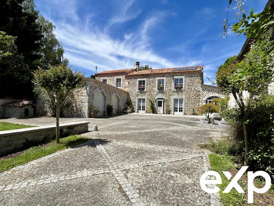 Maison traditionnelle - 248 m² - 10 pièces