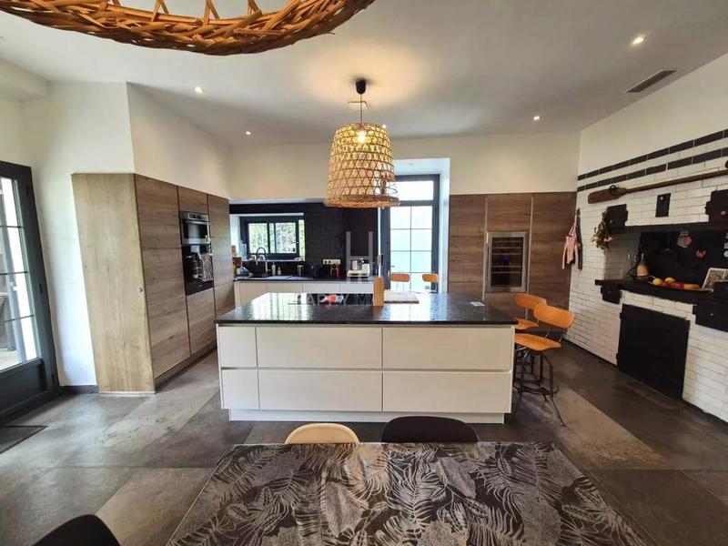 Mas - 220 m² - 6 pièces