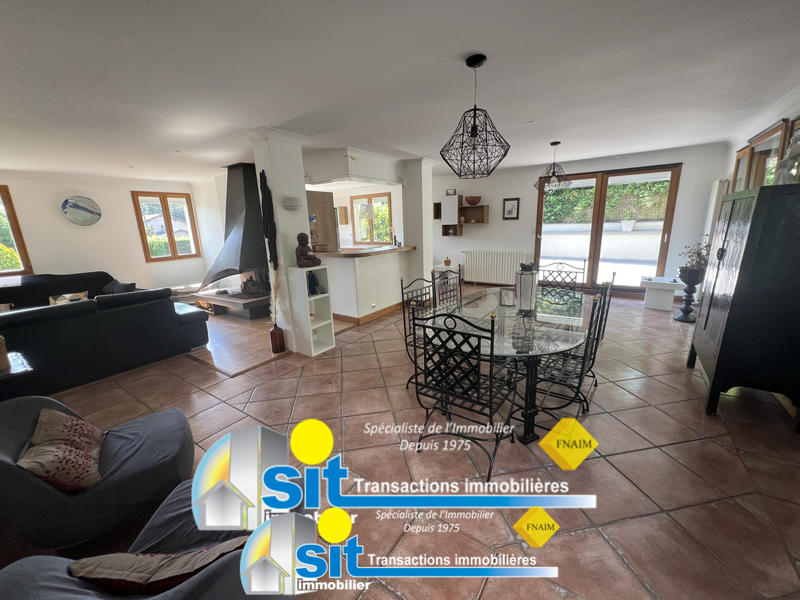 Maison - 270 m² - 9 pièces