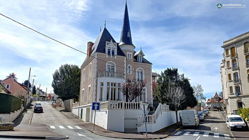 Maison - 285 m² - 9 pièces