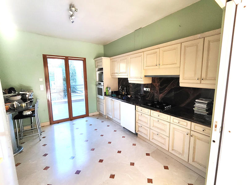 Maison - 250 m² - 9 pièces