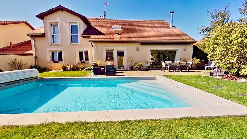 Maison - 236 m² - 8 pièces