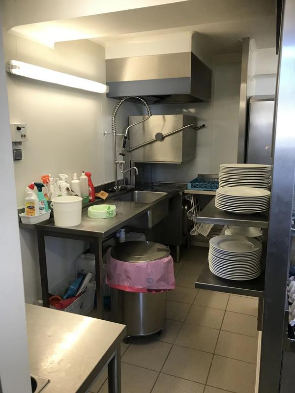 Magasins - 145 m² - 7 pièces