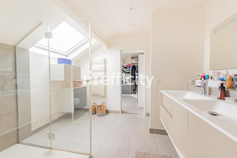 Maison - 232 m² - 9 pièces