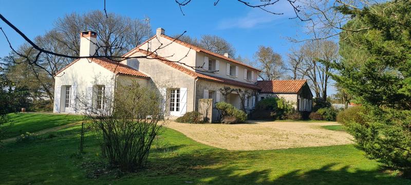 Maison - 274 m² - 11 pièces