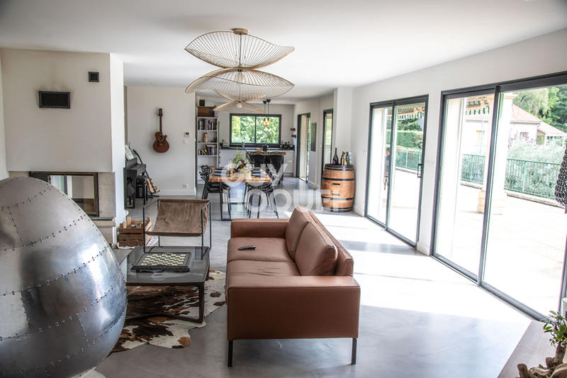 Maison - 231 m² - 9 pièces