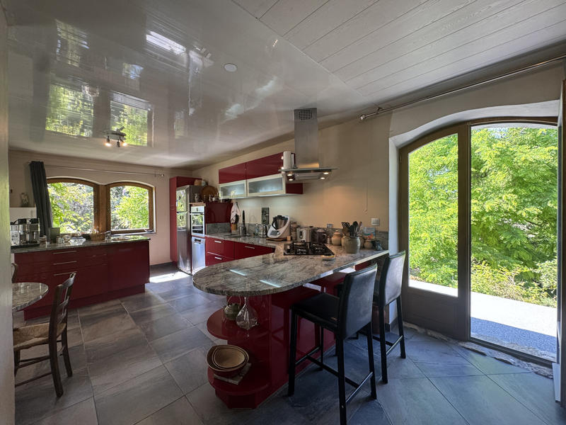 Maison - 325 m² - 11 pièces