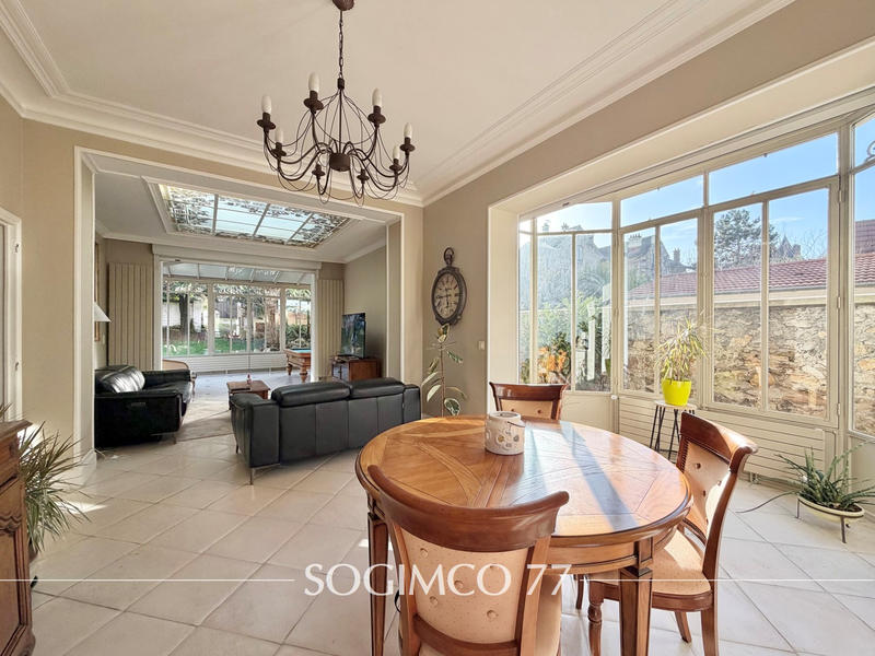 Maison - 201 m² - 9 pièces