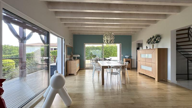 Maison - 220 m² - 7 pièces