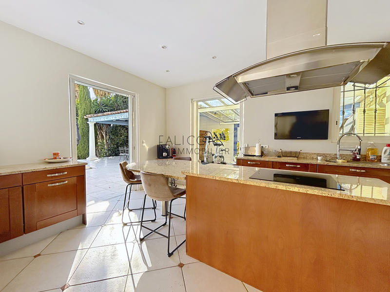 Villa - 200 m² - 6 pièces