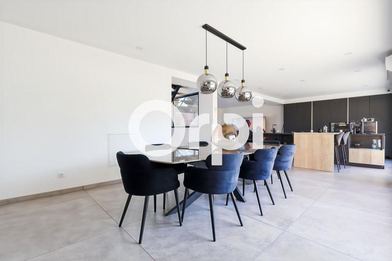 Maison - 230 m² - 6 pièces