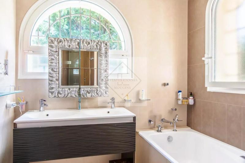 Villa - 247 m² - 6 pièces