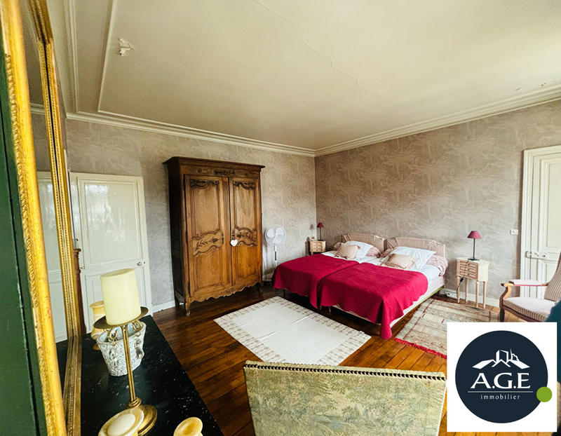 Maison - 270 m² - 9 pièces