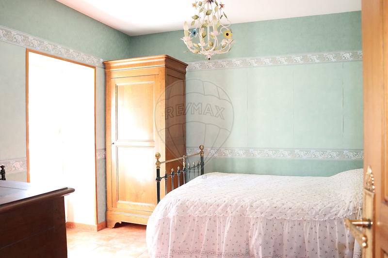 Maison - 237 m² - 8 pièces