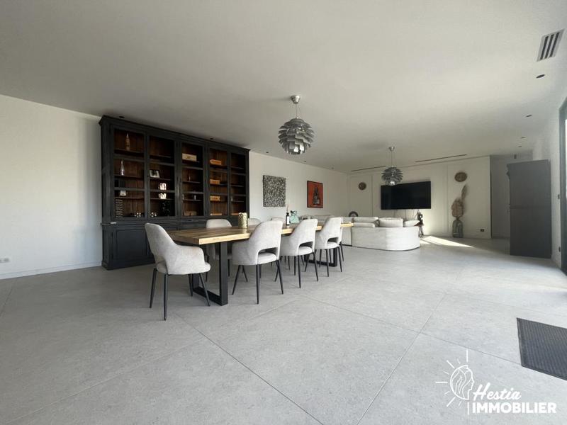 Propriété - 242 m² - 6 pièces