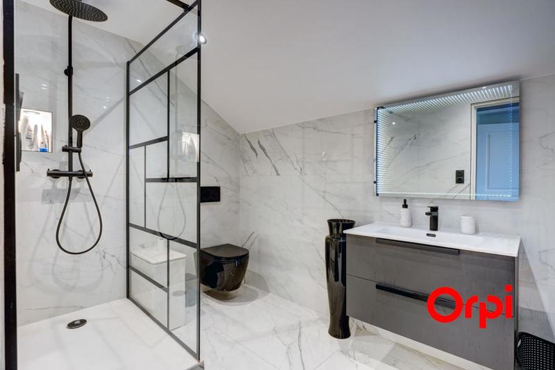 Maison - 242 m² - 8 pièces