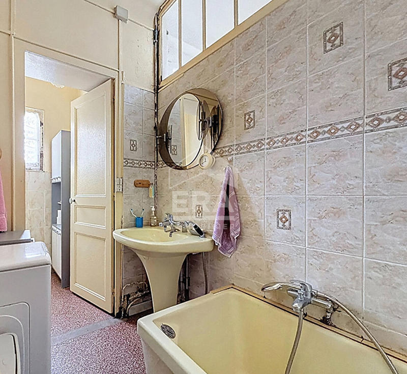 Immeuble - 9 m² - 11 pièces