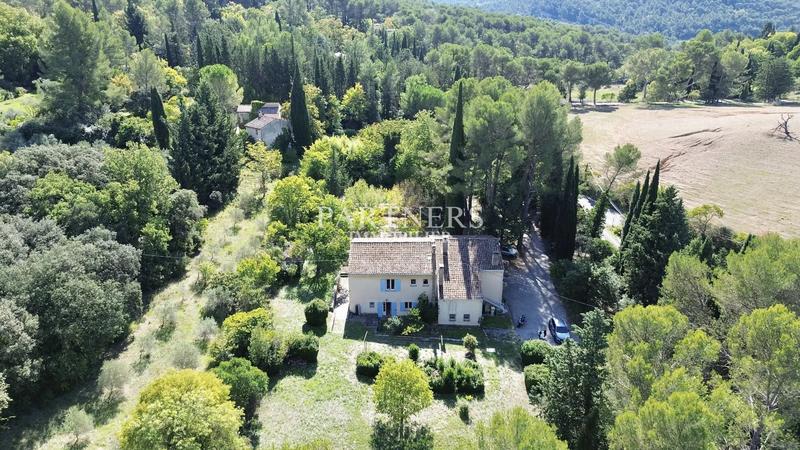 Maison - 365 m² - 11 pièces