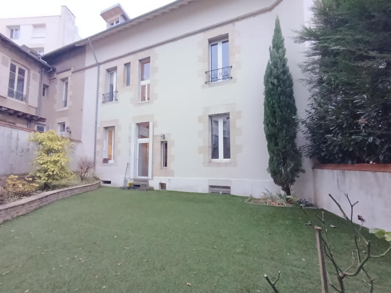 Maison - 242 m² - 9 pièces