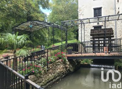 Maison - 1 610 m² - 18 pièces