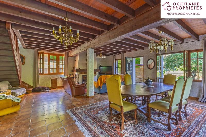 Propriété - 250 m² - 9 pièces