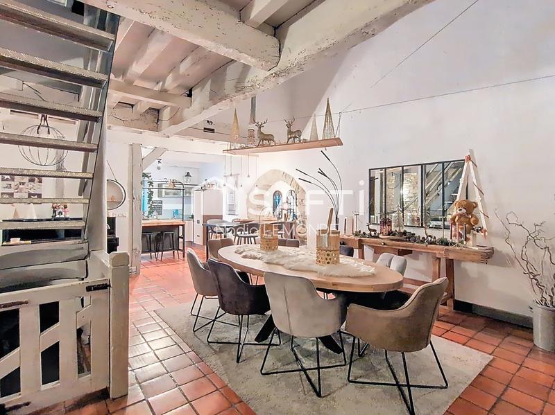 Maison - 240 m² - 6 pièces