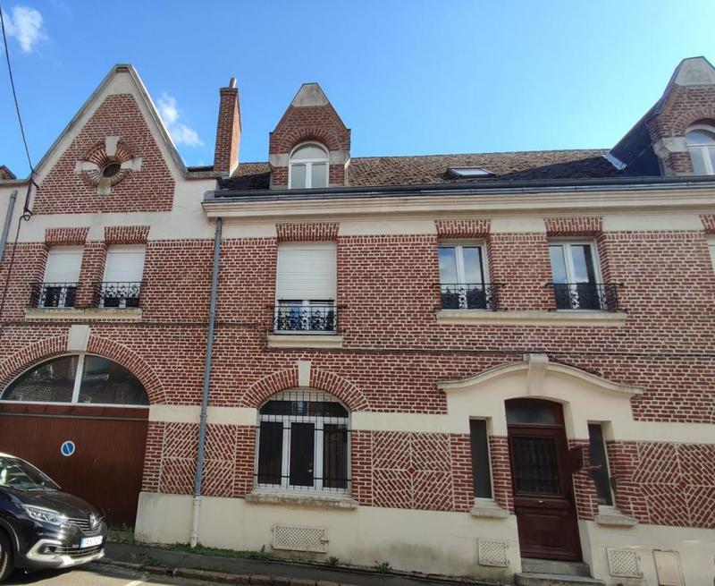 Maison - 245 m² - 10 pièces