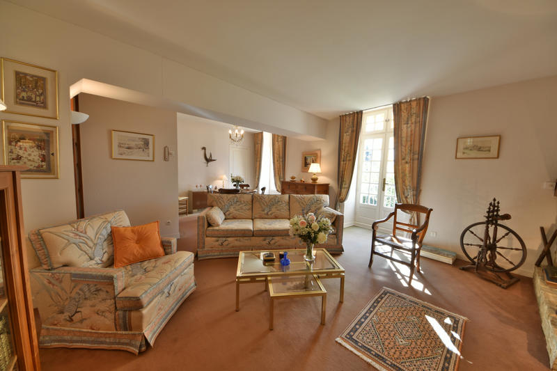 Maison - 260 m² - 9 pièces