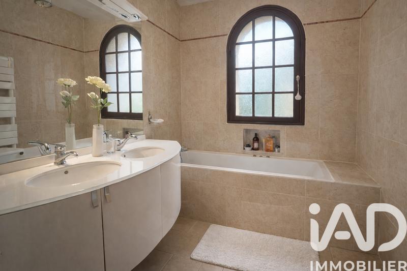 Maison - 236 m² - 6 pièces