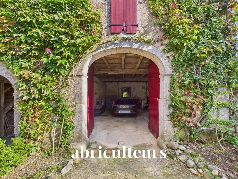 Propriété - 235 m² - 8 pièces