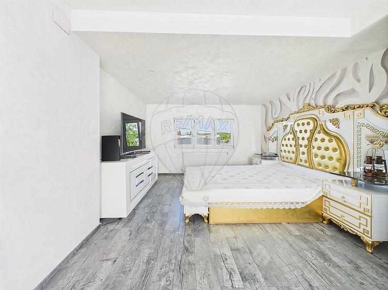 Maison - 255 m² - 6 pièces