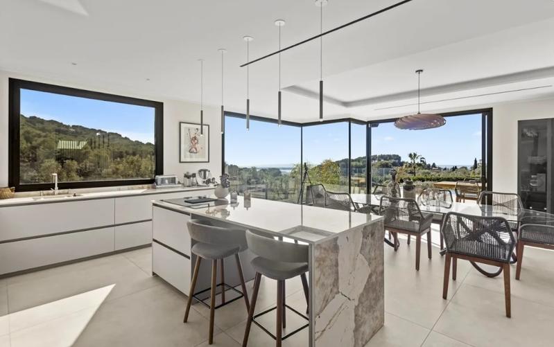 Maison - 435 m² - 8 pièces