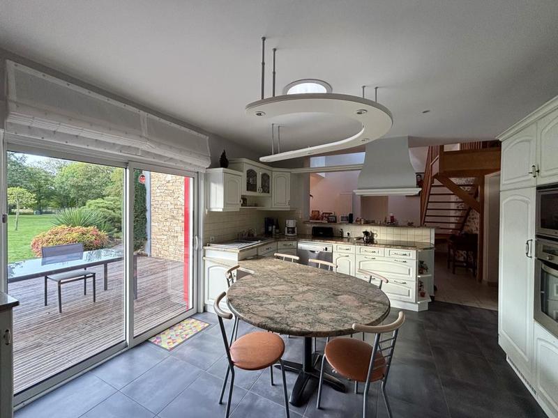 Maison - 222 m² - 5 pièces