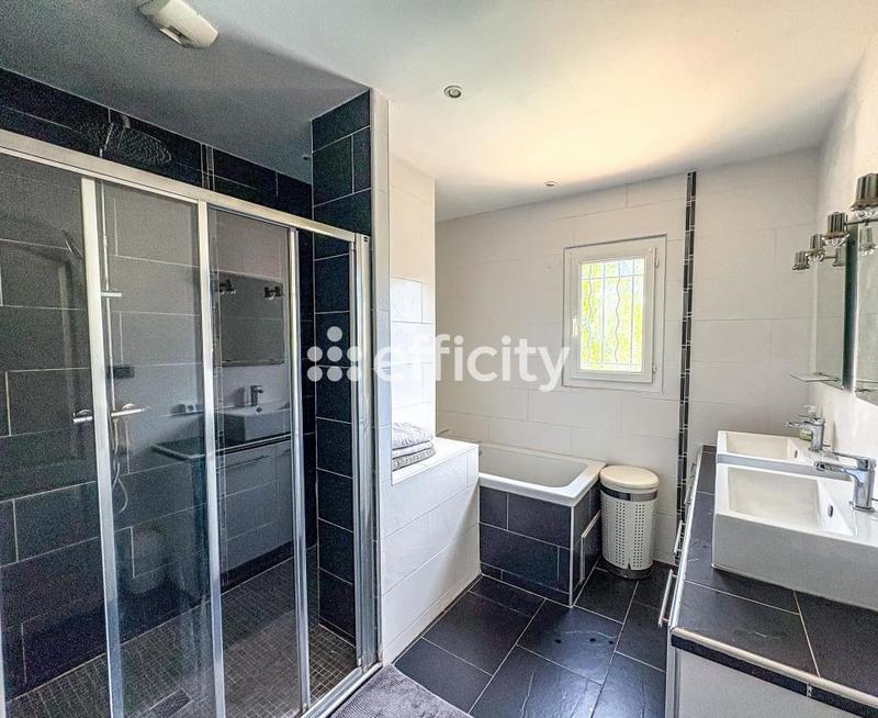 Maison - 248 m² - 11 pièces