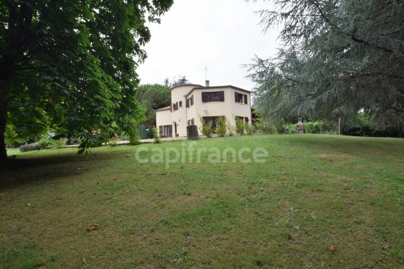 Maison - 235 m² - 8 pièces