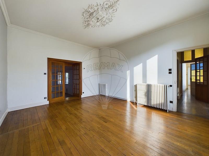 Maison - 220 m² - 6 pièces