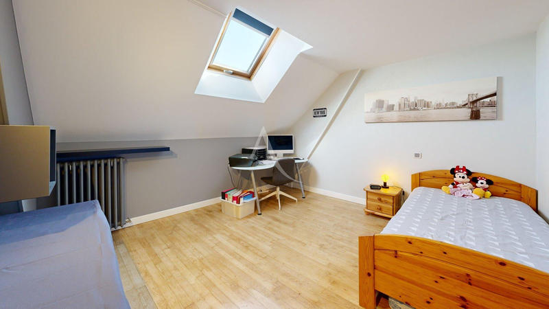 Maison - 204 m² - 9 pièces