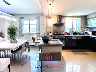Maison - 165 m² - 9 pièces