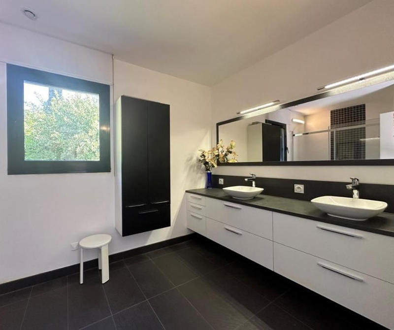 Propriété - 145 m² - 5 pièces