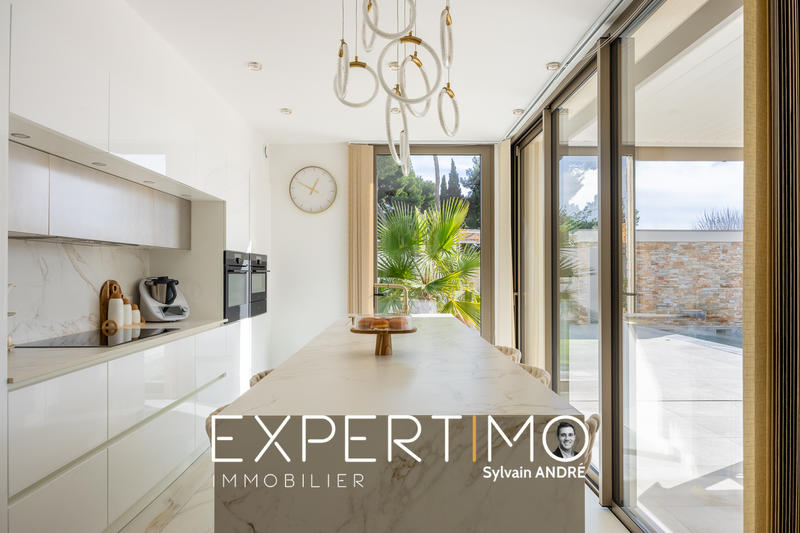 Maison - 230 m² - 9 pièces