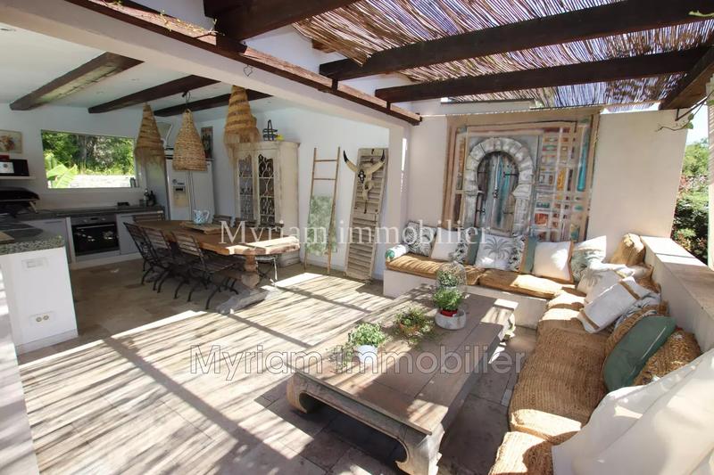 Maison - 240 m² - 6 pièces